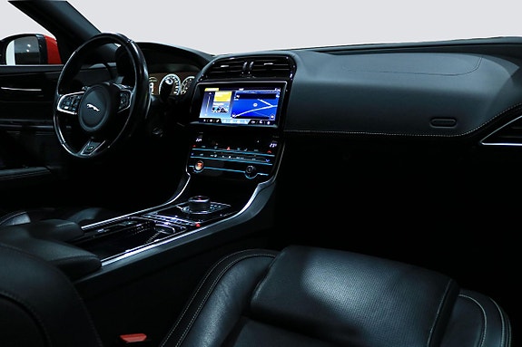 Jaguar XE 8 of 30