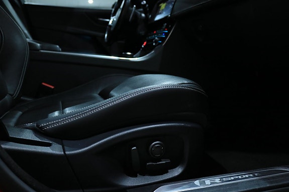 Jaguar XE 11 of 30