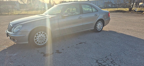 Mercedes-Benz E200 2 of 5