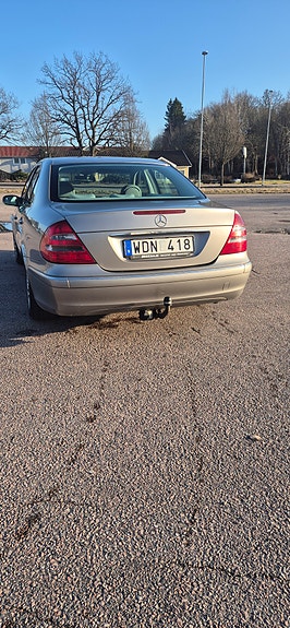 Mercedes-Benz E200 4 of 5