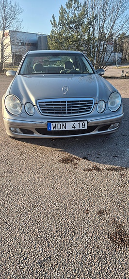 Mercedes-Benz E200 3 of 5