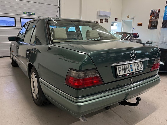 Mercedes-Benz E220 5 of 5