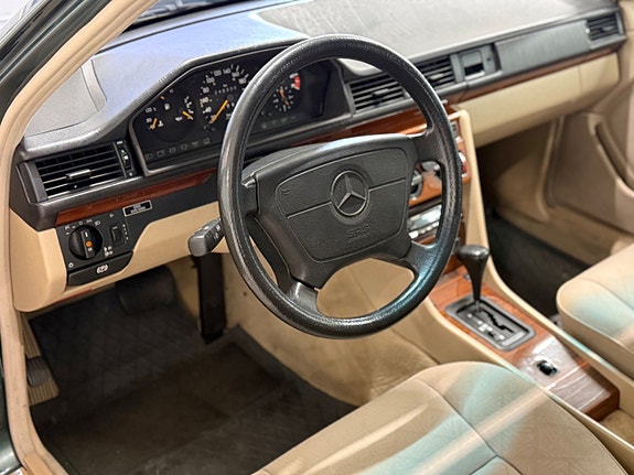 Mercedes-Benz E220 12 of 13