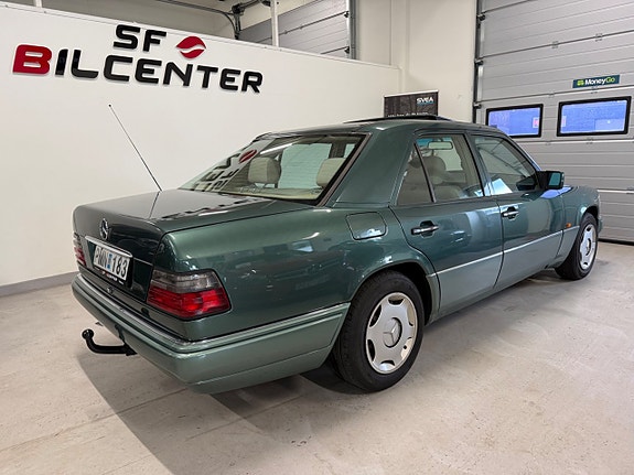 Mercedes-Benz E220 4 of 5
