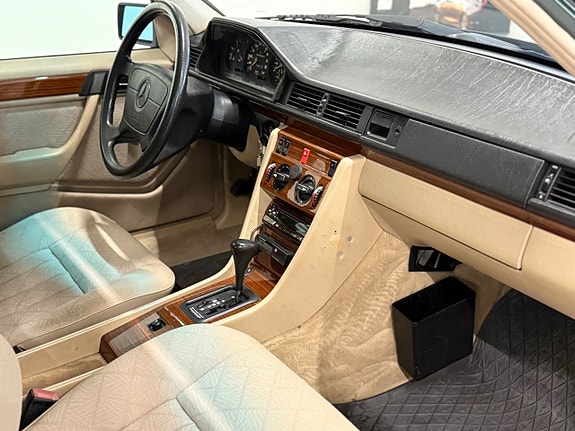 Mercedes-Benz E220 8 of 13