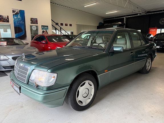 Mercedes-Benz E220 3 of 5