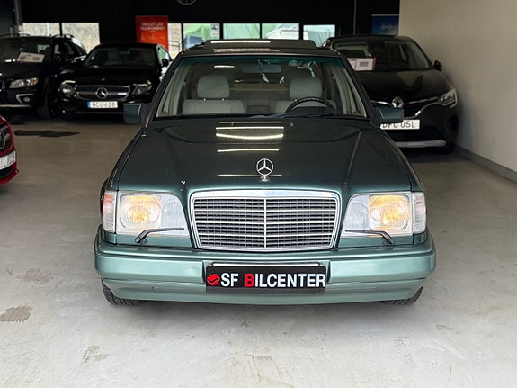 Mercedes-Benz E220 2 of 5