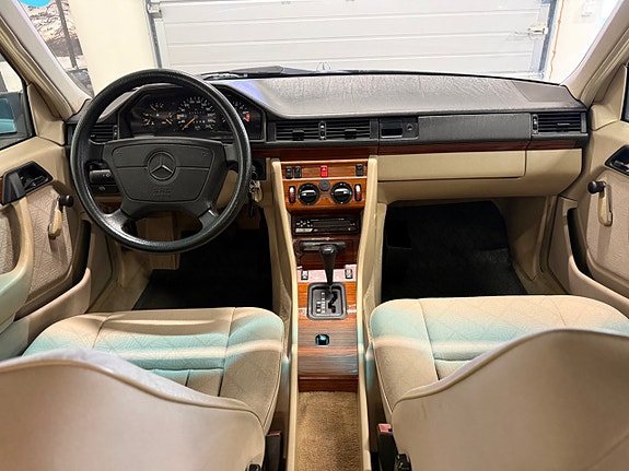 Mercedes-Benz E220 11 of 13