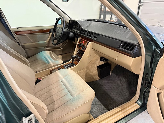 Mercedes-Benz E220 9 of 13