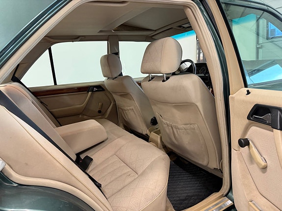 Mercedes-Benz E220 10 of 13