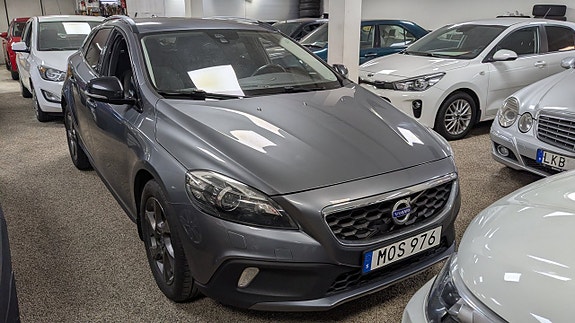 Volvo V40 Cross Country 2 of 5