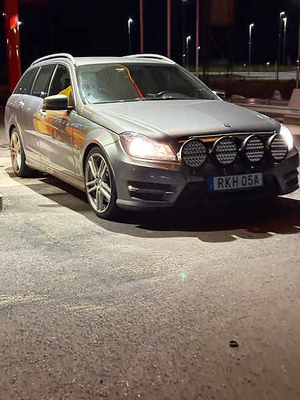 Mercedes-Benz C300 3 of 3