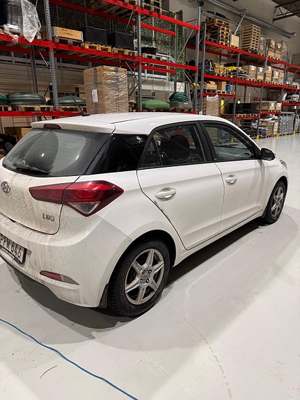 Hyundai i20 2 of 7