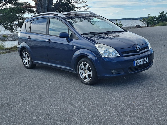 Toyota Corolla Verso 3 of 5