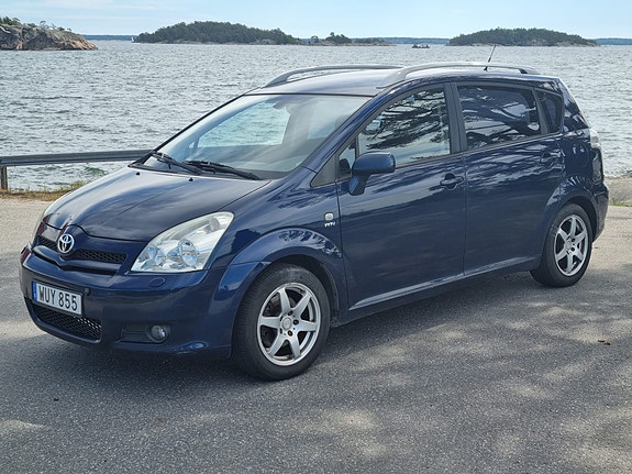 Toyota Corolla Verso 2 of 5