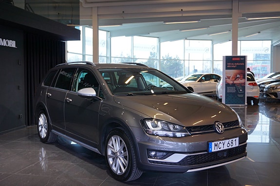 Volkswagen Golf Alltrack 2 of 14