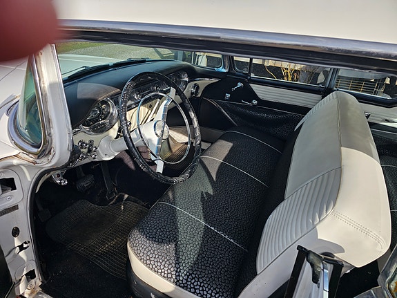 Oldsmobile Ninety-Eight 9 of 10