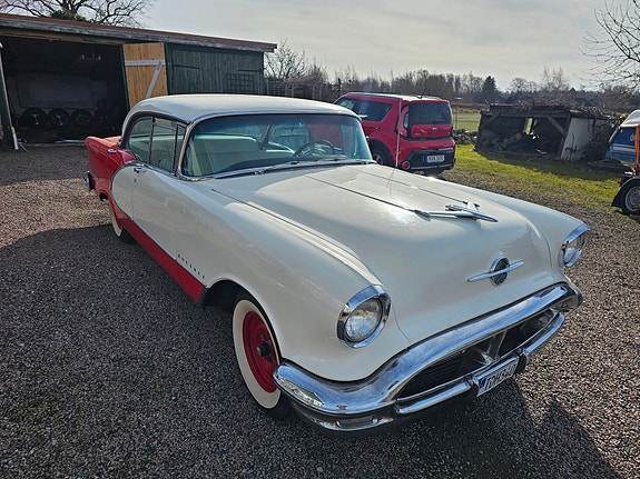 Oldsmobile Ninety-Eight 3 of 10