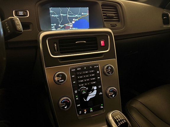 Volvo V60 Cross Country 10 of 25