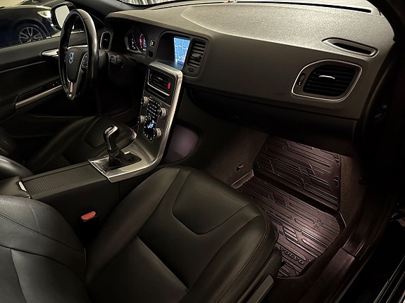Volvo V60 Cross Country 8 of 25