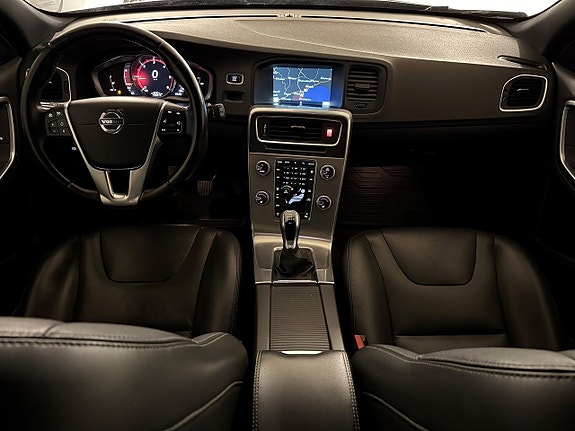 Volvo V60 Cross Country 7 of 25