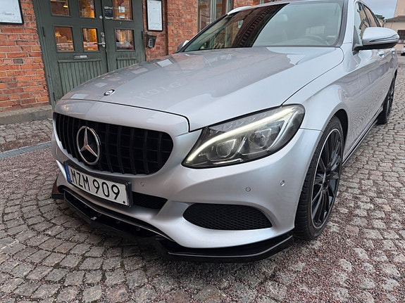 Mercedes-Benz C350 2 of 5