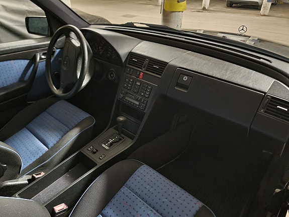 Mercedes-Benz C180 4 of 5