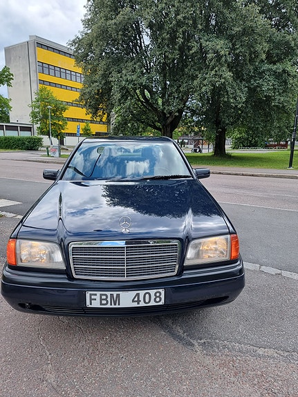 Mercedes-Benz C180 2 of 5