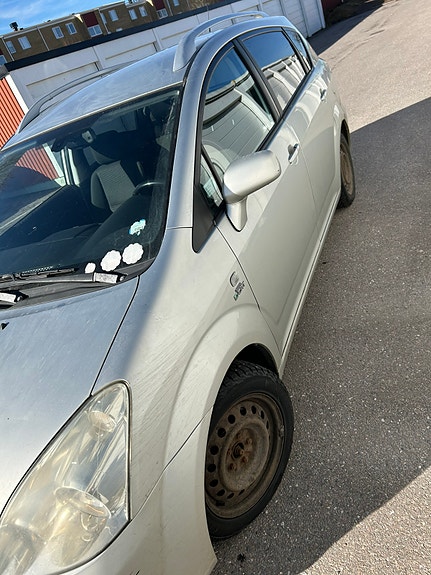 Toyota Corolla Verso 2 of 5