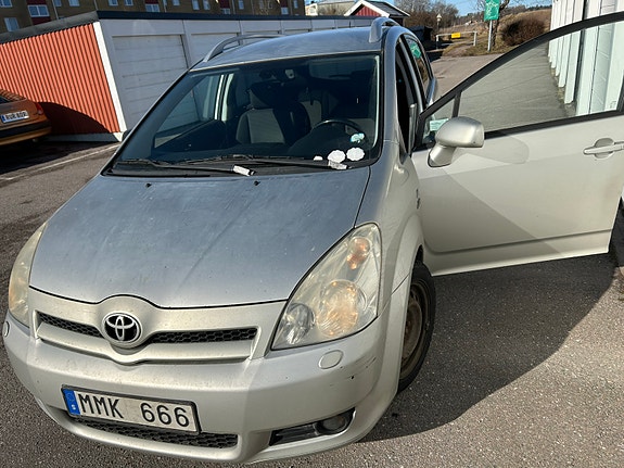 Toyota Corolla Verso 3 of 5
