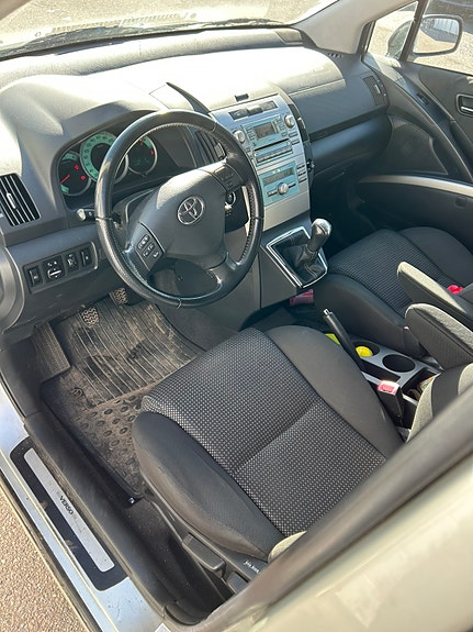 Toyota Corolla Verso 4 of 5