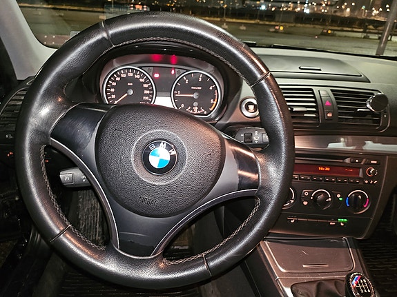 BMW 118d 2 of 5
