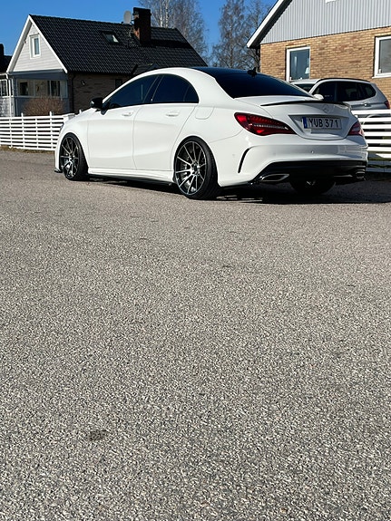 Mercedes-Benz CLA200 3 of 5