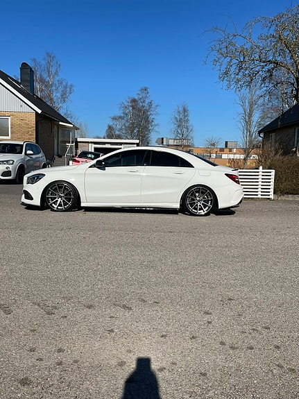 Mercedes-Benz CLA200 2 of 5