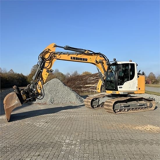 Liebherr R914 Compact S - 17 ton - Video! 3 of 30