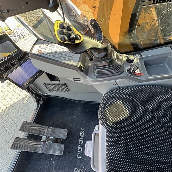 Liebherr R914 Compact S - 17 ton - Video! 29 of 30