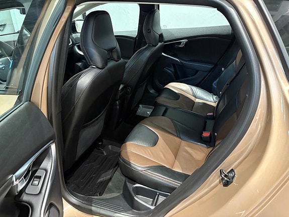 Volvo V40 Cross Country 9 of 15