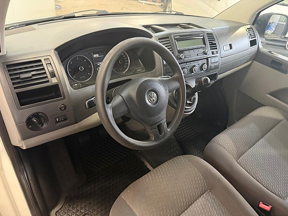 Volkswagen Caravelle 13 of 14