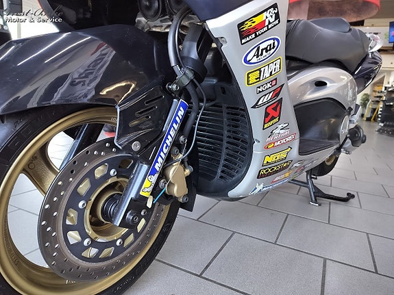 Yamaha T-Max XP500 2 of 5