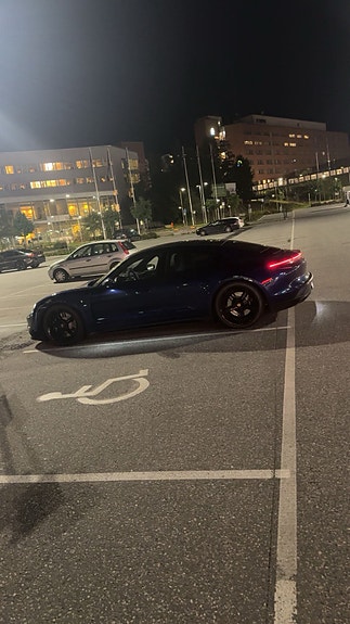 Porsche Taycan 4S 4 of 5