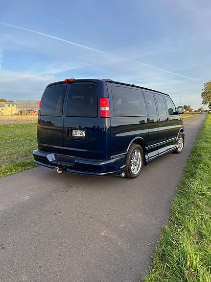 GMC Savana 2 of 5