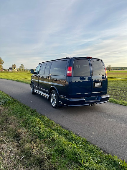 GMC Savana 3 of 5