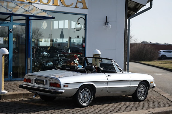 Alfa Romeo Spider 3 of 21
