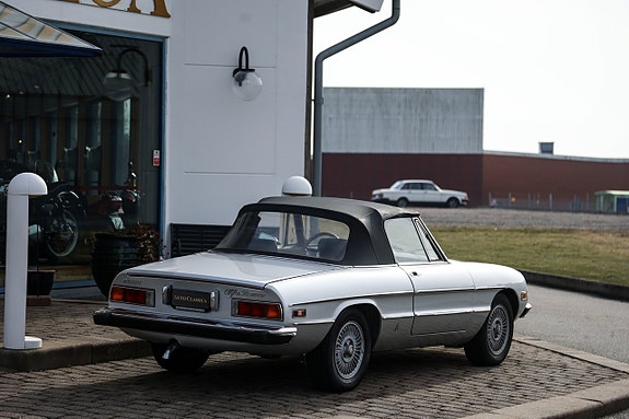 Alfa Romeo Spider 12 of 21