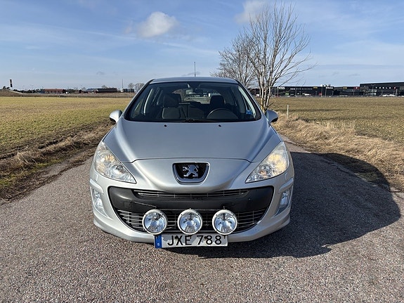 Peugeot 308 2 of 5