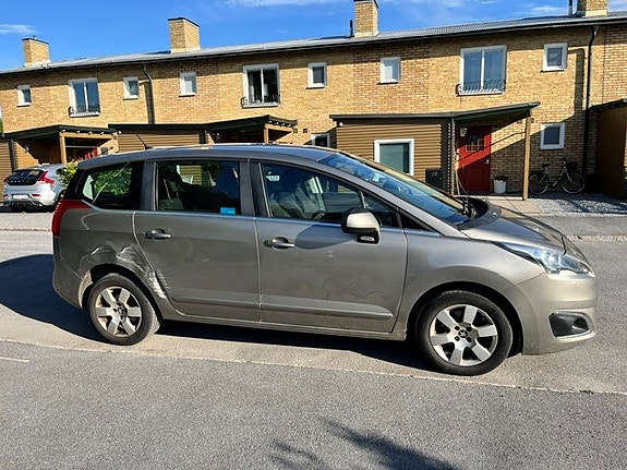 Peugeot 5008 2 of 5