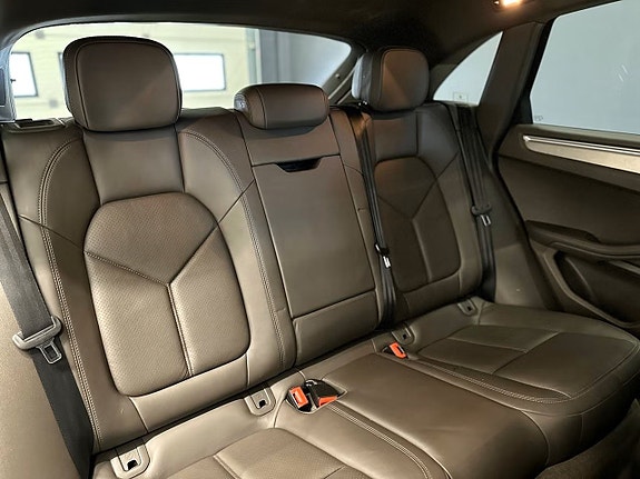 Porsche Macan S 18 of 23