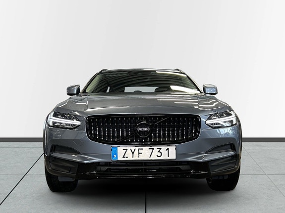 Volvo V90 Cross Country 2 of 5