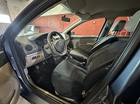 Renault Clio 10 of 12