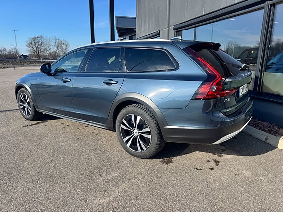 Volvo V90 Cross Country 3 of 5